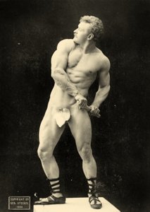 Eugen Sandow tirant son épée, en pose gréco-romaine classique, c.1894